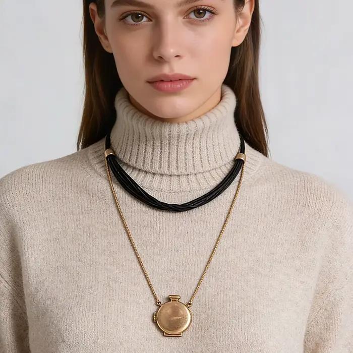 Collier à plusieurs couches avec cordon noir et pendentif médaillon doré, flacon de parfum ouvrable, bijou statement pour femme