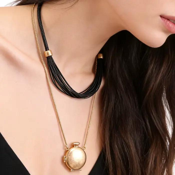 Collier à plusieurs couches avec cordon noir et pendentif médaillon doré, flacon de parfum ouvrable, bijou statement pour femme