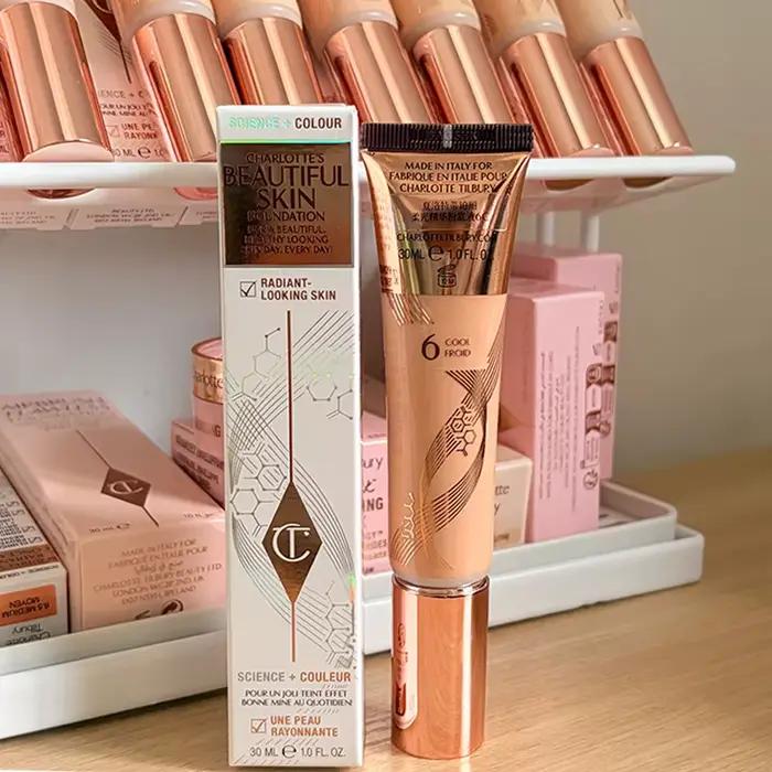 Nouveau fond de teint liquide à l'acide hyaluronique Charlotte Tilbury Soft Light Essence
