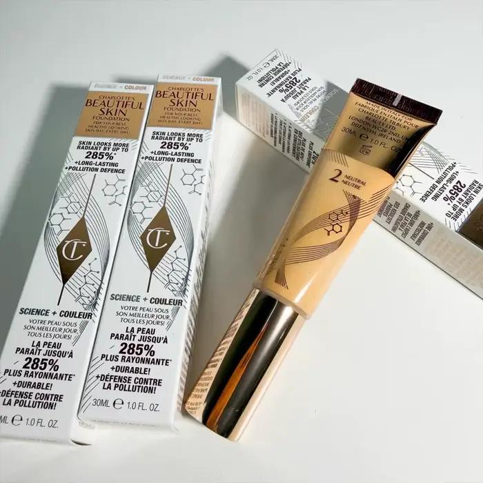 Nouveau fond de teint liquide à l'acide hyaluronique Charlotte Tilbury Soft Light Essence