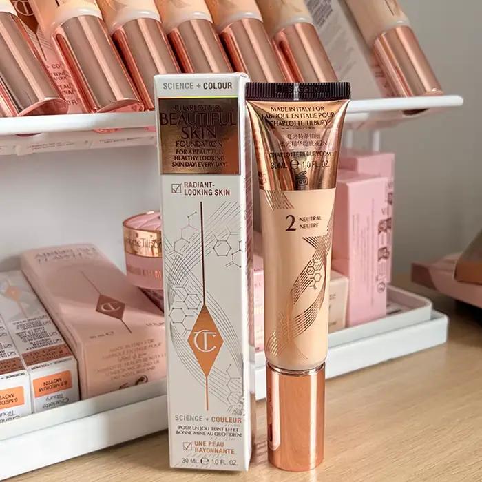 Nouveau fond de teint liquide à l'acide hyaluronique Charlotte Tilbury Soft Light Essence