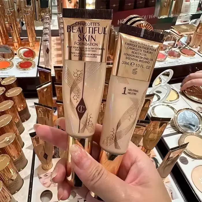 Nouveau fond de teint liquide à l'acide hyaluronique Charlotte Tilbury Soft Light Essence