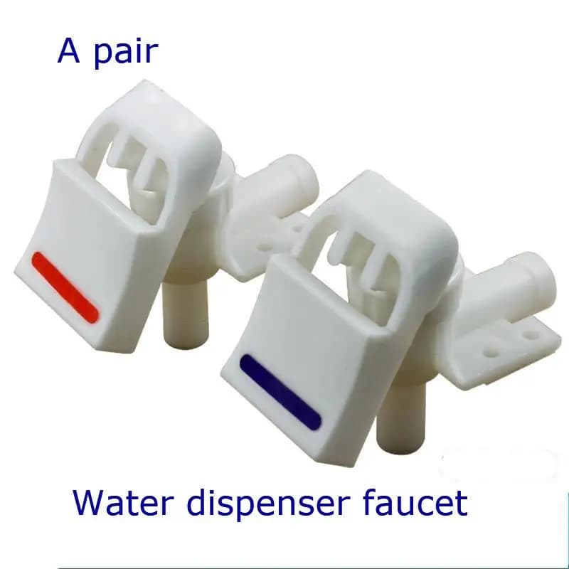 Une paire de distributeurs d'eau, robinets d'eau, purificateur d'eau, robinet distributeur d'eau, in
