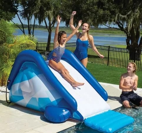 Grande glissière d'eau gonflable pour piscine avec poignées de sécurité et plaisir par pulvérisation