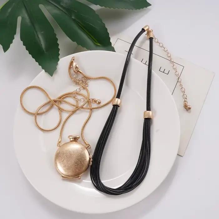 Collier à plusieurs couches avec cordon noir et pendentif médaillon doré, flacon de parfum ouvrable, bijou statement pour femme