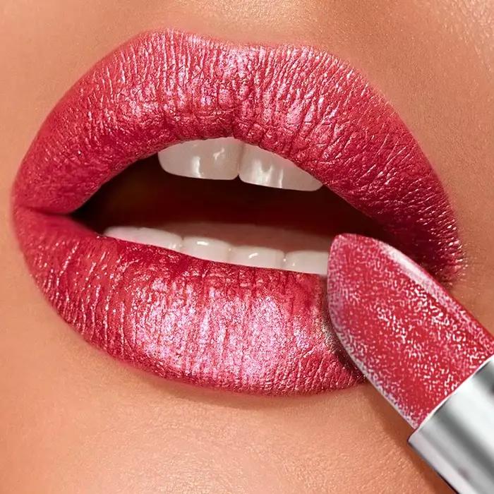 Rouge à lèvres métallique rouge longue tenue