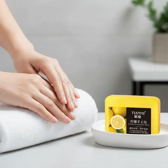 Savon artisanal au citron, hydratant et nettoyant, adapté à tous les types de peau, peut être utilisé par les hommes et les femmes pour les soins de la peau.