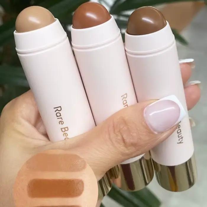 Produit phare Rare Beauty : Stick de contour waterproof, Fond de teint liquide fini mat naturel, Spray fixateur de maquillage 4-en-1