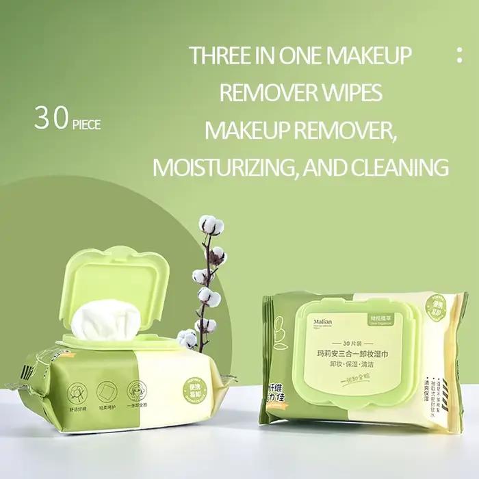 Lingettes démaquillantes à l'extrait de plante d'olive avec une quantité suffisante d'eau pour nettoyer et hydrater