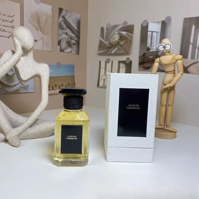 Parfum unisexe oriental aux notes florales et boisées pour homme et femme occasions spéciales