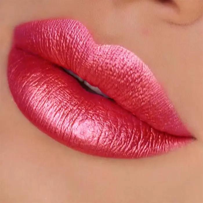 Rouge à lèvres métallique rouge longue tenue