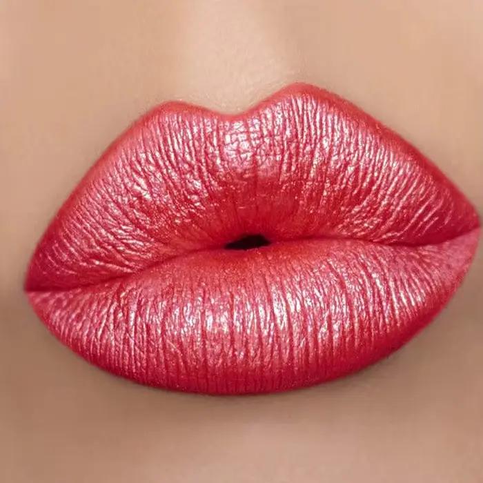 Rouge à lèvres métallique rouge longue tenue