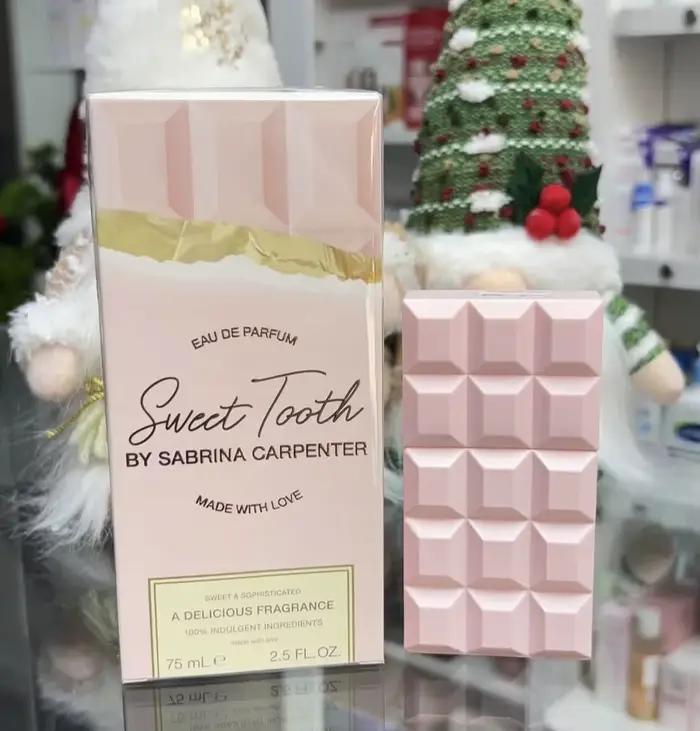 Parfum Sabrina Carpenter Sweet Tooth Me Espresso 75ml, senteur cerise caramel rêve floral fruité, design extérieur chocolat.