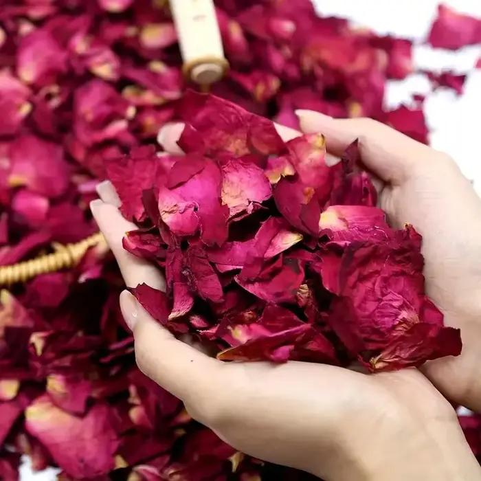 Pétales de rose sèches pour bain et décoration mariage oasis de bien-être intérieur spa rituel d'aromathérapie événements spéciaux