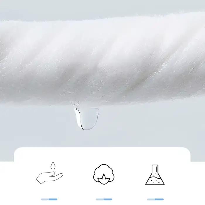 Lingettes démaquillantes à l'extrait de plante d'olive avec une quantité suffisante d'eau pour nettoyer et hydrater