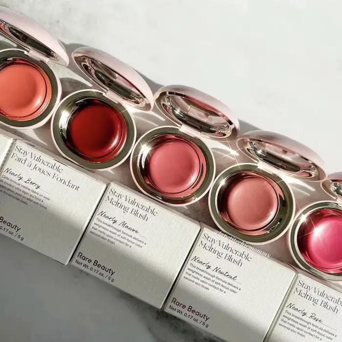 Rare Beauty Liquid Blush avec un éclat naturel et un stick bronzant en bronze
