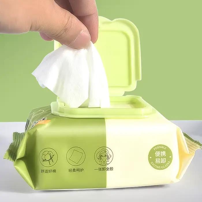 Lingettes démaquillantes à l'extrait de plante d'olive avec une quantité suffisante d'eau pour nettoyer et hydrater