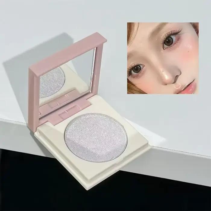 Ensemble de maquillage comprenant 4 gloss à lèvres, 1 huile à lèvres, 1 crème à lèvres, 1 eye-liner, 1 mascara, 1 crayon à sourcils, 1 blush, 1 illuminateur, 1 fard à paupières, 1 poudre pressée