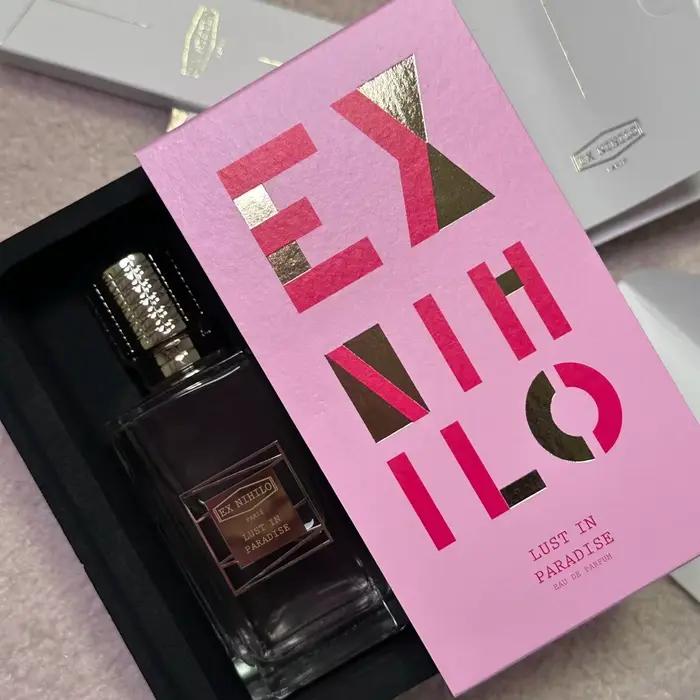 Ex Nihilo propose un parfum boisé pour homme, Blue Talisman, et un parfum pour femme, Fleur Narcotique
