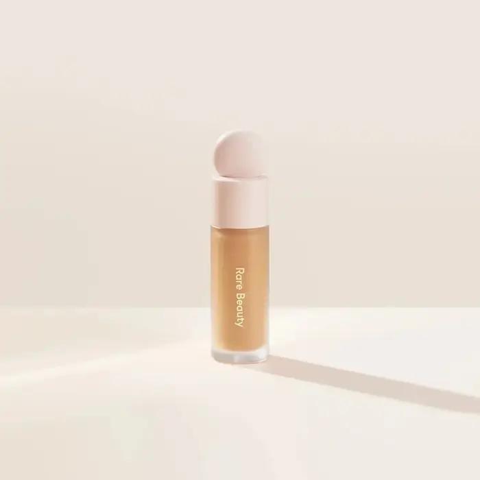 Produit phare Rare Beauty : Stick de contour waterproof, Fond de teint liquide fini mat naturel, Spray fixateur de maquillage 4-en-1