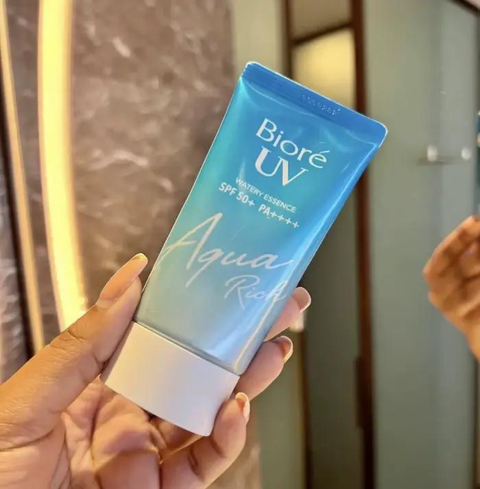 Biore Crème Solaire Isolante Rafraîchissante Non Grasse Corps et Visage Anti-UV Essence Aquatique Riche SPF50+ PA++++