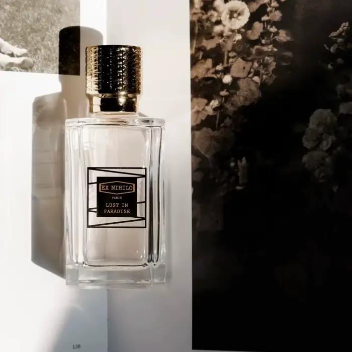 Ex Nihilo propose un parfum boisé pour homme, Blue Talisman, et un parfum pour femme, Fleur Narcotique