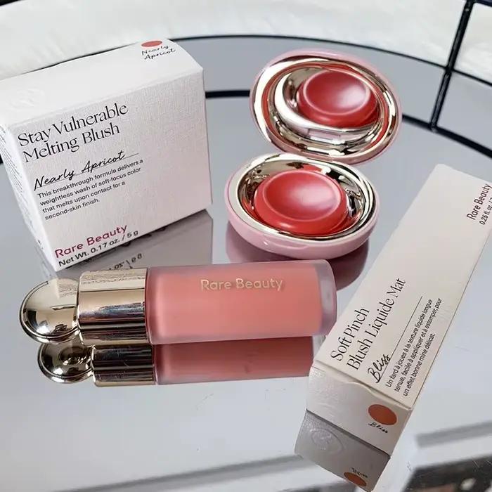 Rare Beauty Liquid Blush avec un éclat naturel et un stick bronzant en bronze