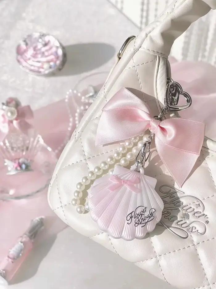 Parfum Solide Flower Knows Cupidon avec Enlumineur Coquillage Miroir Miniature Porte-clés Pendentif de Sac Cadeau Femme Accessoire Beauté de Voyage Compact et Élégant