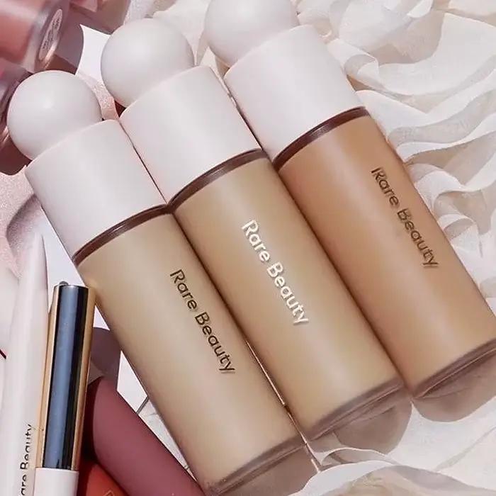 Produit phare Rare Beauty : Stick de contour waterproof, Fond de teint liquide fini mat naturel, Spray fixateur de maquillage 4-en-1