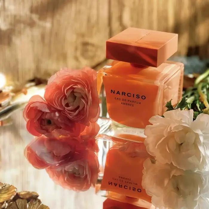 Parfum pour femme Narciso Rouge – Notes florales, musquées et fruitées. Vibrançante et confiante, naturellement élégante avec un charme irrésistible