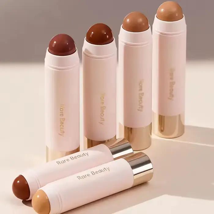 Produit phare Rare Beauty : Stick de contour waterproof, Fond de teint liquide fini mat naturel, Spray fixateur de maquillage 4-en-1