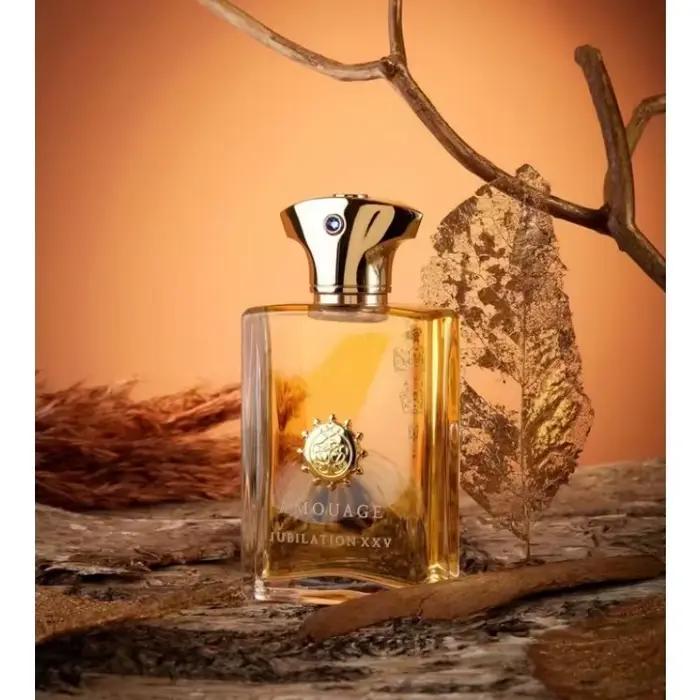 Parfum pour homme élégant en flacon métallique